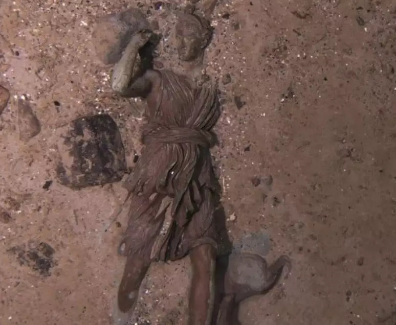Estátua do Titanic é encontrada intacta após mais de um século no fundo do mar